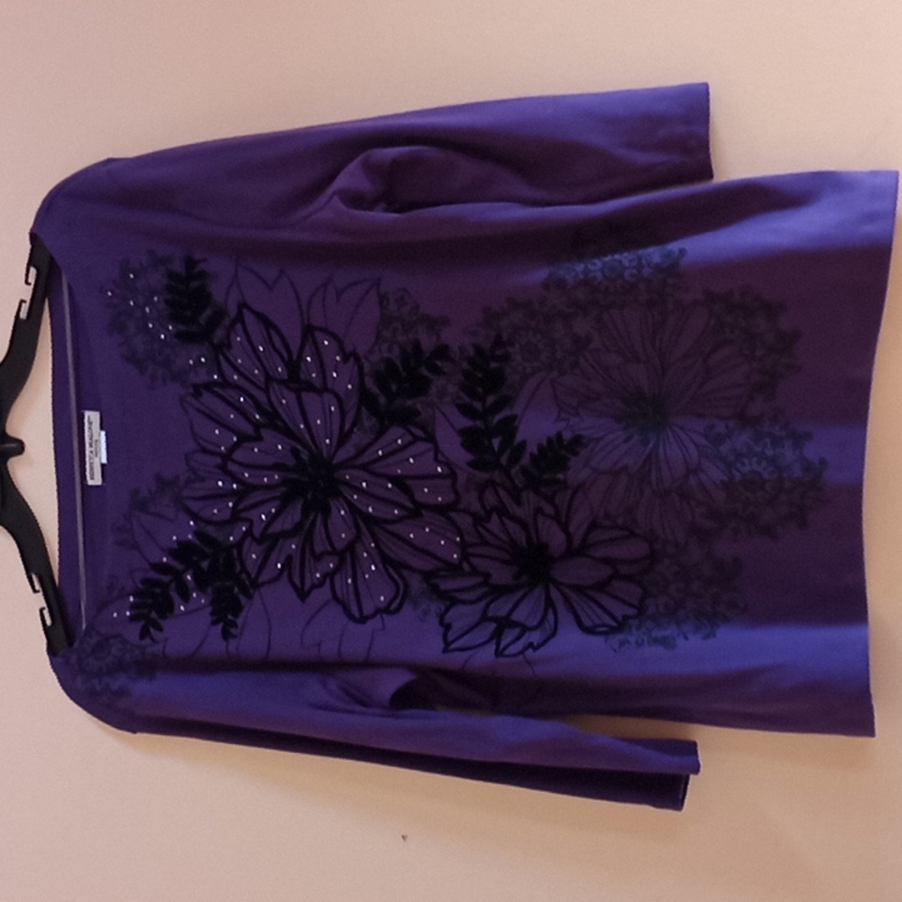 🎄2 for $20 Rebecca Malone top.